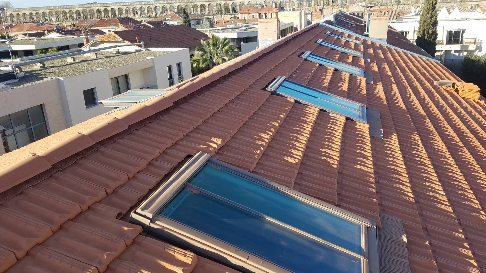 Réhabilitation, rénovation d'un toit dans le centre ville de Montpellier dans l'Hérault, aménagement des combles et pose de fenêtre de toit velux motorisée