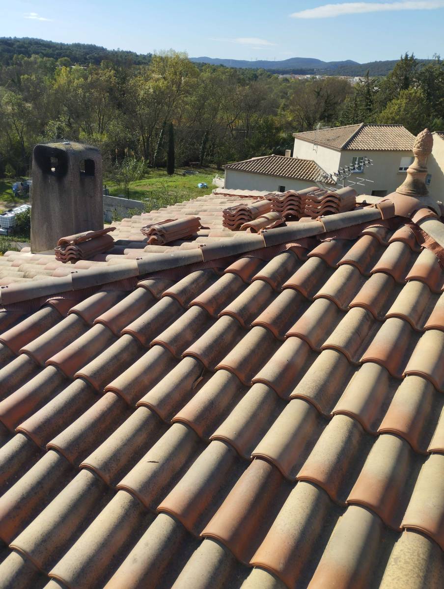 Travaux de zinguerie sur une toiture en rénovation