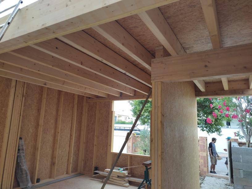 Fabrication du plancher de l'étage bois d'une extension de maison en ossature bois réalisé par des professionnels qualifiés dans la réalisation de construction en ossature bois proche de Montpellier Occitanie dans l'Hérault