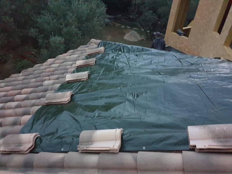 couverture d'une surélévation en ossature bois déssinée par un architecte dans l'Hérault et réalisée par UNIVERS BOIS, entreprise spécialisée dans la construction en ossature bois