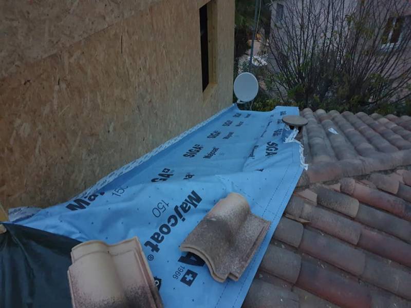 raccord d'une surélévation en ossature bois réalisée par des charpentiers qualifiés proche de Montpellier Hérault (34)