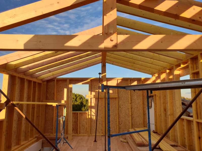 Surélévation de maison en ossature bois réalisée par des professionnel charpentier sur Montpellier et ses alentours