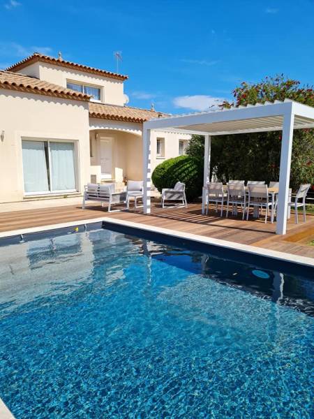 Fourniture fabrication et réalisation d'une terrasse en bois exotique en région Occitanie dans l'Hérault (34) proche de Sète et Montpellier par des professionnel du bois