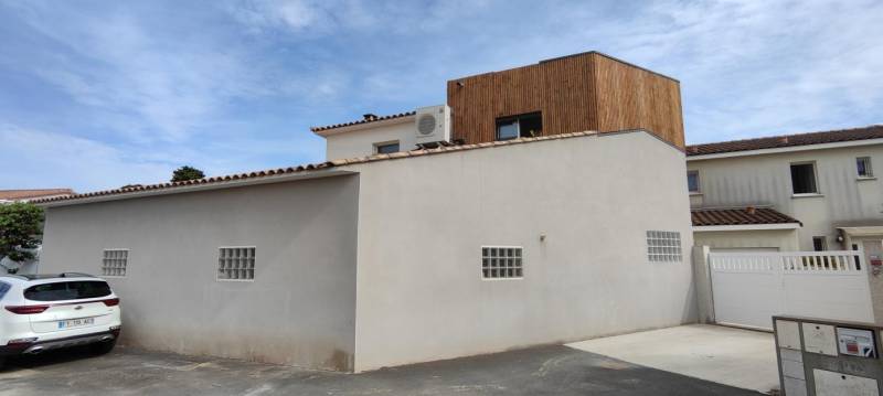 Surélévation Harmonieuse avec Bardage Bois et Façade Enduite