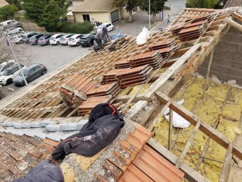 Dépose de la toiture pour la réalisation d'une surélévation en ossature bois dans la région de Montpellier Hérault Occitanie