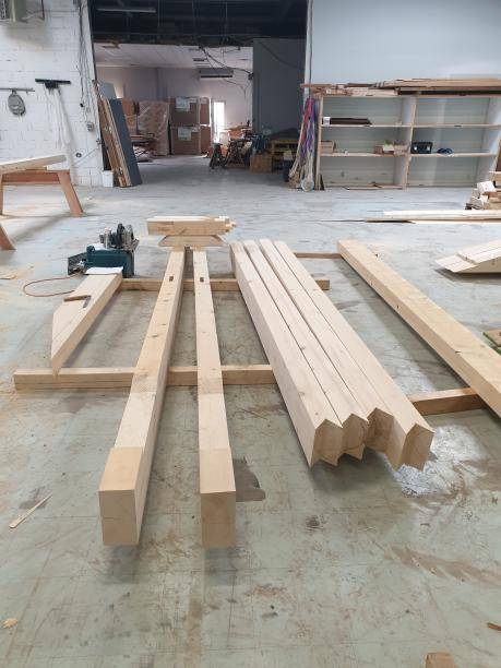 Fabrication de la charpente en bois pour la réalisation d'une surélévation en ossature bois à Clapiers, commune proche de Montpellier Occitanie