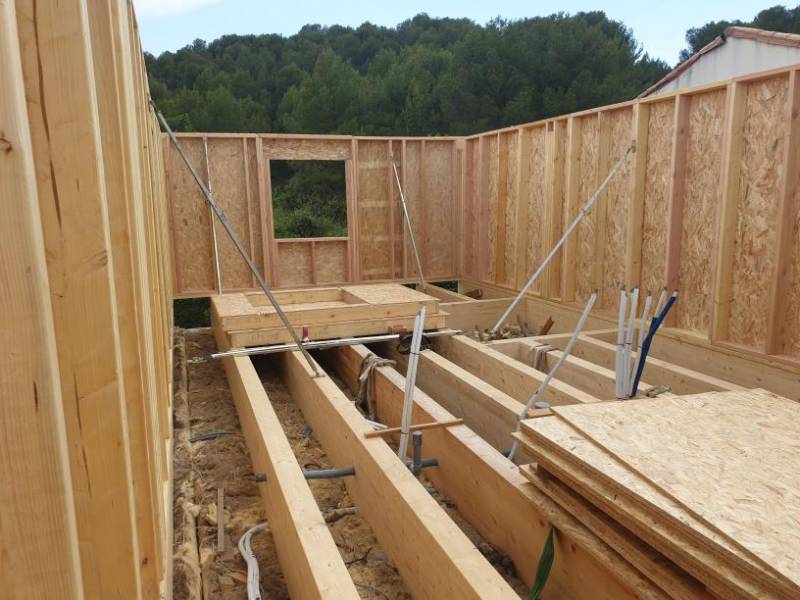 Fabrication et pose d'une surélévation en ossature bois pour agrandir l'espace habitable de votre habitation sur Montpellier et ses alentours