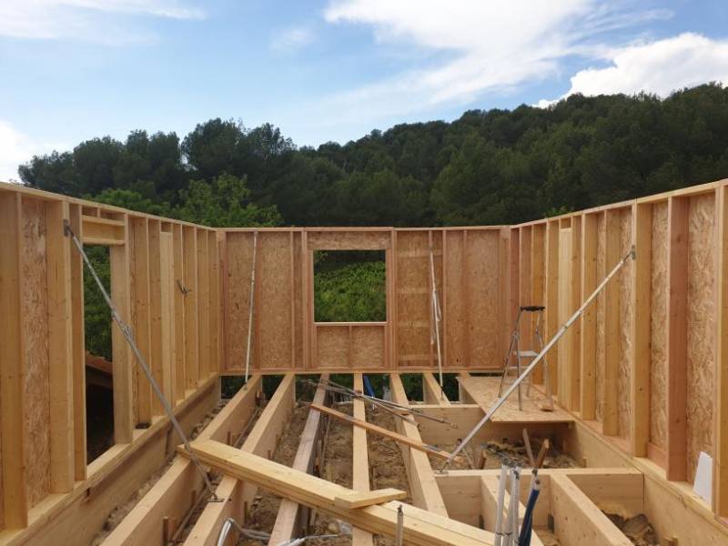 Surélévation de maison écologique et respectueuse de l'environnement bois à clapier réalisés et posé par UNIVERS BOIS, spécialiste de la construction bois dans la région Montpellier et ses environs