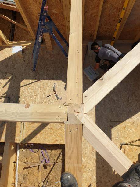 Charpente en bois traditionnelle réalisée par une entreprise spécialiste de la fabrication et pose de charpente bois et construction ossature bois