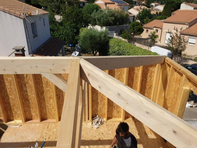 Pose de la ccharpente en bois traditionnelle d'une surélévation en ossature bois à clapiers, 2021, par une entreprise spécialisée dans la construction en ossature bois proche de Montpellier