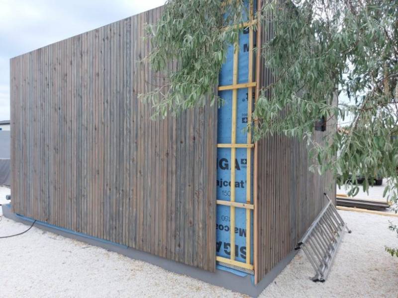 Bardage en bois verticale réalisé sur une extension de maison en ossature bois par une entreprise spécialiste vde la construction de MOB dans la région Hérault (34) Occitanie