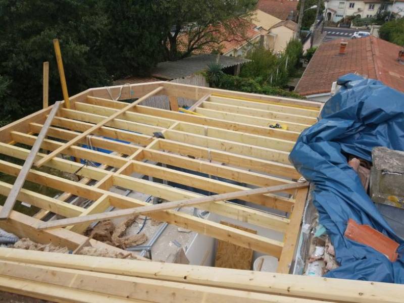 Agrandissement de maison individuelle par le toit