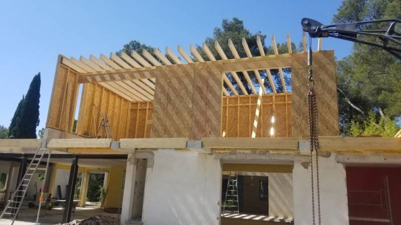 Murs et toiture d'une surélévation en ossature bois montés à Montferrier-sur-Lez