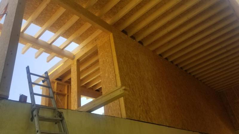 Vue de la surélévation en ossature bois en construction à Montferrier-sur-Lez