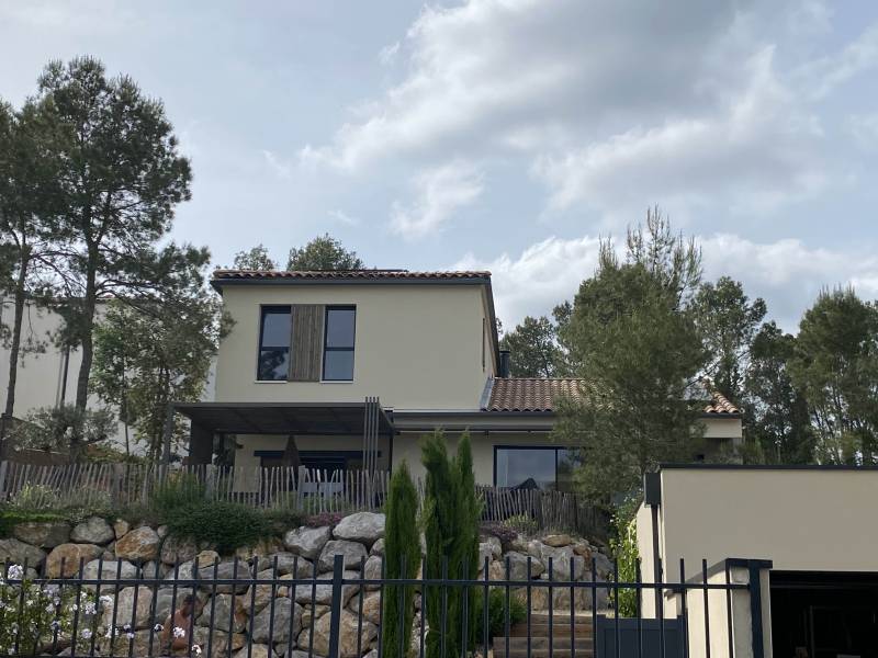 Surélévation en ossature bois d’une maison à Le Triadou réalisée par UNIVERS BOIS.