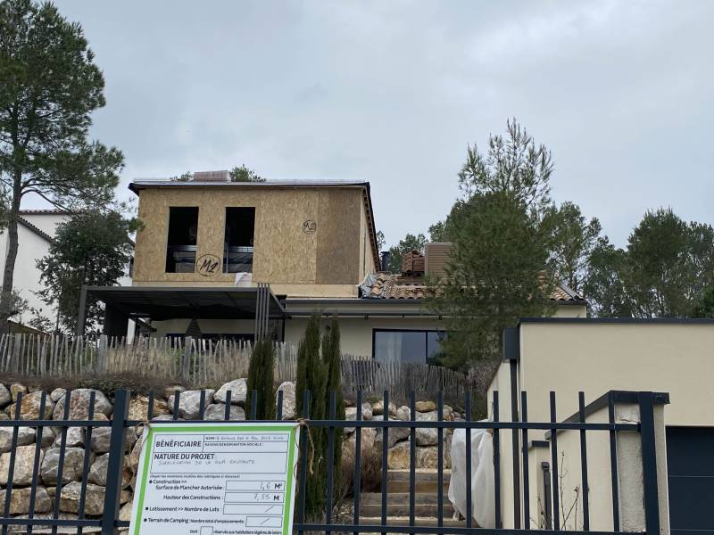 Chantier de surélévation bois avec menuiseries aluminium dans l’Hérault, par UNIVERS BOIS