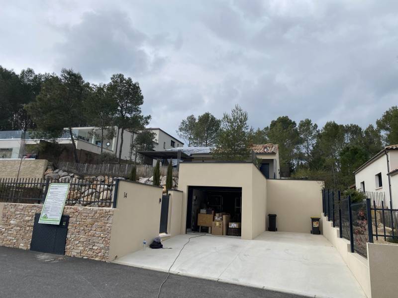 Agrandissement de maison avec toiture quatre pans en tuiles, structure bois, près de Montpellier