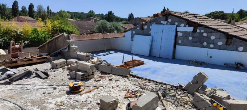 Jour 1 : Dépose de la toiture pour réaliser la construction de la surélévation en ossature bois