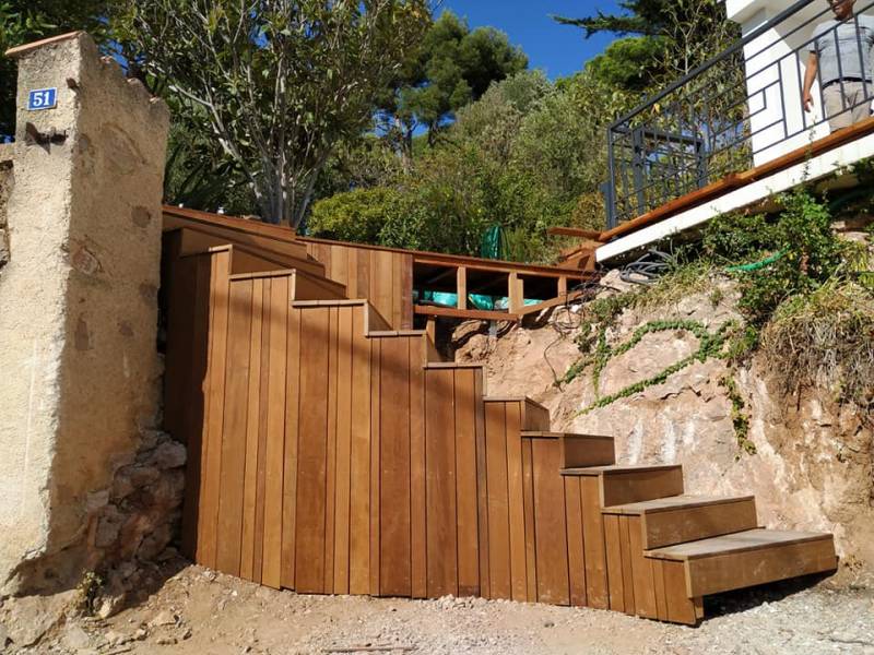 Conception d'un escalier par des professionnel en lames de bois exotique itauba dans la région Occitanie proche de Montpellier