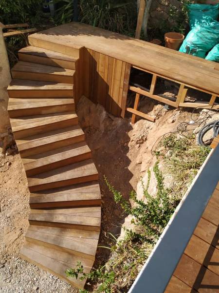 conception d'un escalier sur mesure d'extérieur pour des propriétaires au mont saint clair a sète