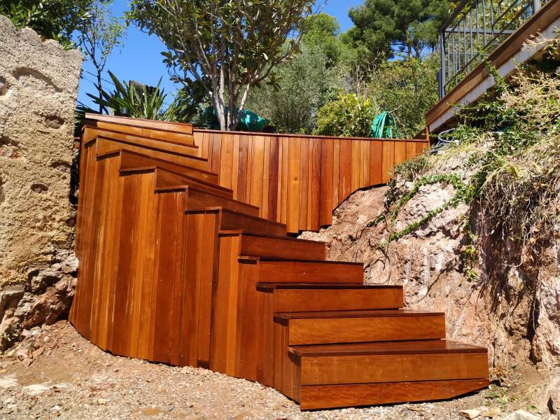 fabrication et pose d'un escalier et d'une terrasse en itauba, bois exotique, dans l'Hérault et le Gard