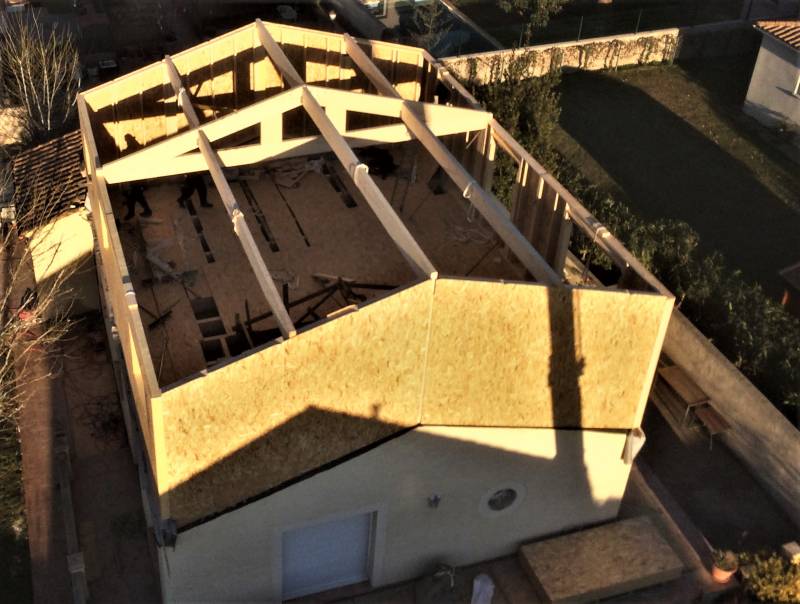 Fabrication et pose d'une surélévation de maison en boisà lattes, commune proche de Montpellier dans l'Hérault par des professionnel