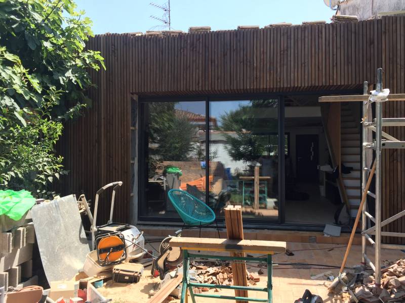 Aménagement extérieur en bardage vertical à Mèze dans le 34 proche de Montpellier Occitanie