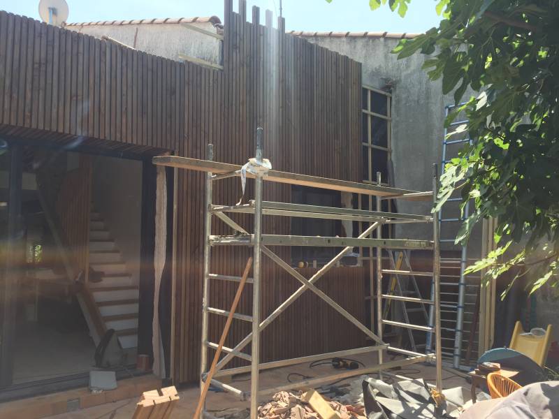 Pose d'un bardage en bois vertical à Mèze, proche de Montpellier par un constructeur de maison bois