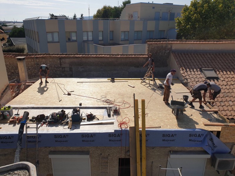 Fabrication et pose du plancher pour un agrandissement de maison par le toit d'une maison frontignanaise dans l'Hérault