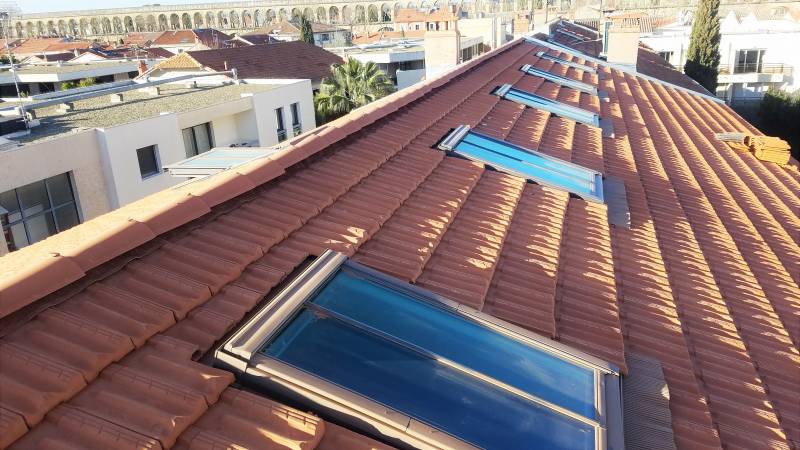 rénovation, réfection d'une toiture dans le centre ville de Montpellier par des charpentiers et couvreurs professionnels et pose de velux, fenêtre de toit