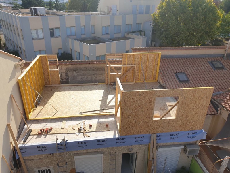 Pose des murs d'une réhausse de maison en ossature bois à Frontignan dans l'Hérault proche de Montpellier (34) par des professionnels constructeur de maison en ossature bois