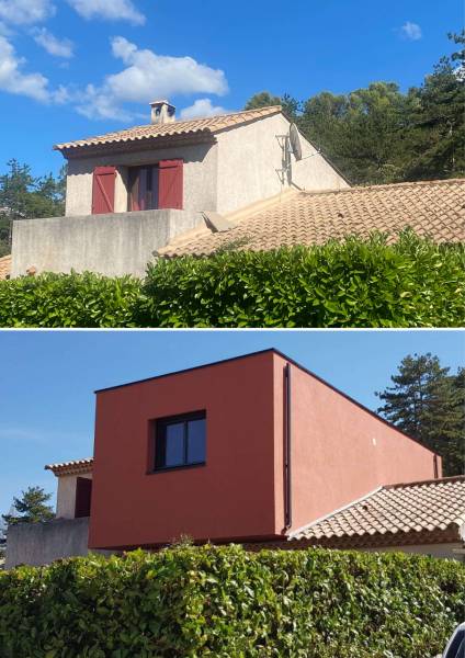 Équipe d'architecte et de charpentiers collaborant pour une surélévation bois sur-mesure à Pérols