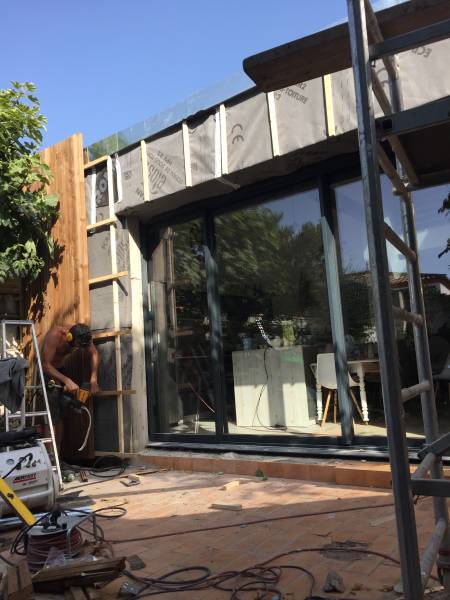 Pose de bardage en bois vertical par une entreprise spécialiste de la construction bois proche de Montpellier dans le 34