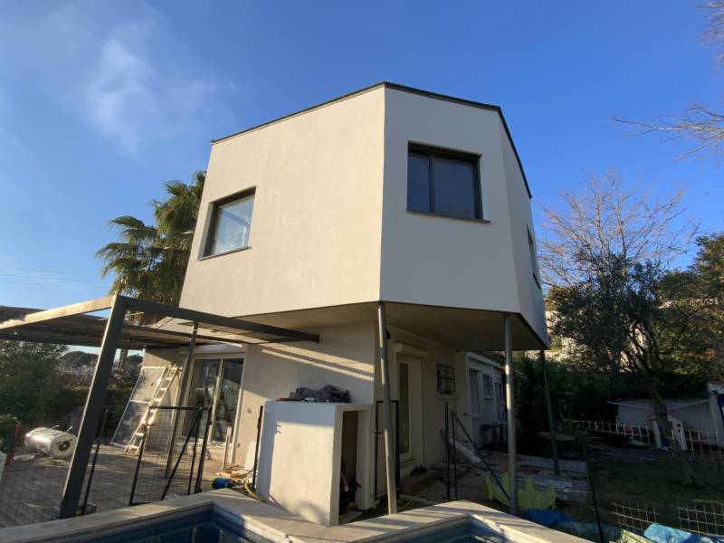 Vue panoramique d'une maison en cours de surélévation avec un nouvel étage
