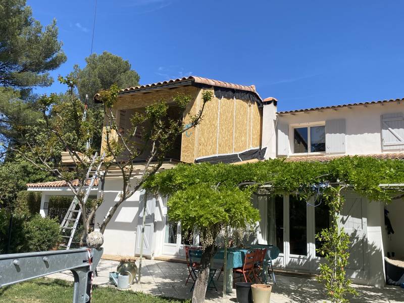 étapes de constructione d'une surélévation en bois, la structure ossature bois, pose des murs et du toit