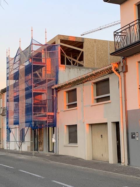 Fabrication d'un agrandissement par le toit en ossature bois proche de Montpellier Occitanie