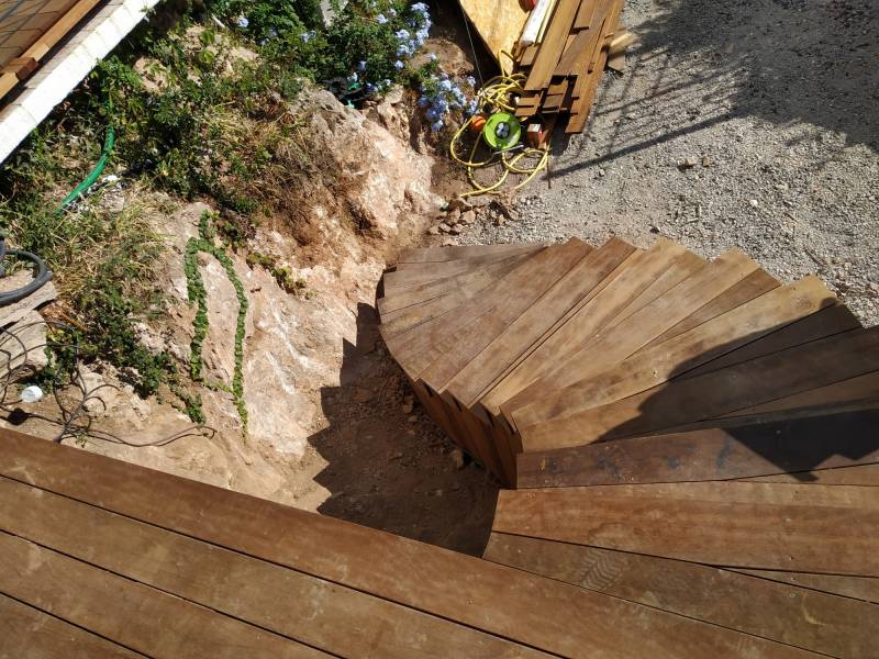 Conception, réalisation, pose d'une escalier d'extérieur en lames de terrasse en bois exotique pour un particulier a Sète proche de Montpellier Hérault Occitanie