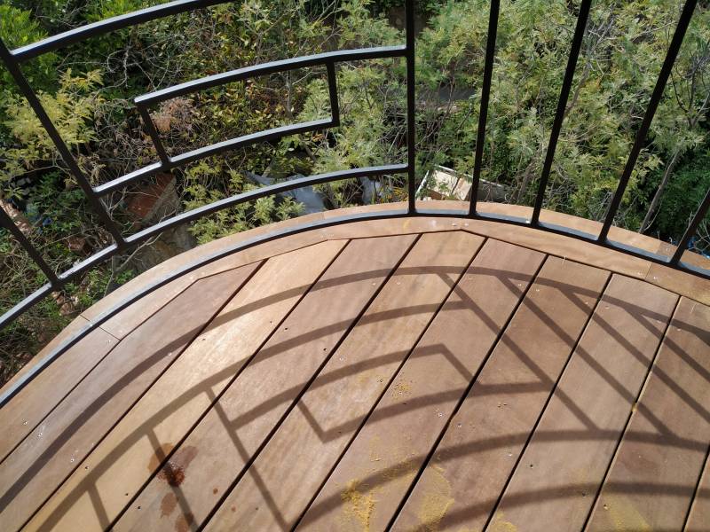 Terrasse en bois sur mesure pour l'aménagement de votre extérieur, réalisée par les spécialistes de la terrasse en bois sur Montpellier et ses environs