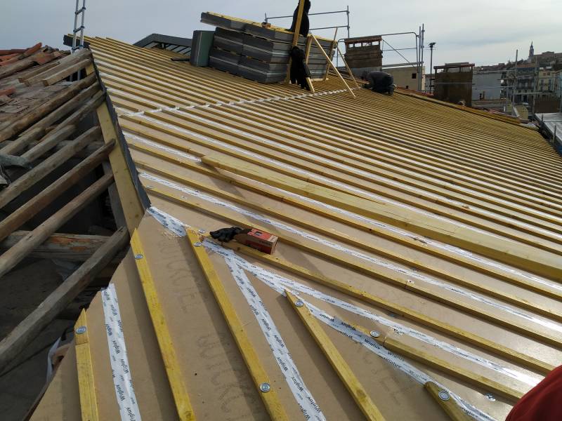 Rénovation totale d'une toiture dans le centre ville de Sète par la société UNIVERS BOIS, spécialisé dans la refection de toiture dans l'Hérault (34)