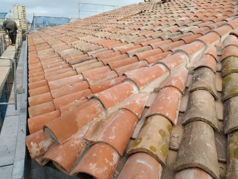 Rénovation d'une ancienne toiture dans le centre ville de Sète par des charpentiers couvreur proche de Montpellier dans l'Hérault (34) région Occitanie