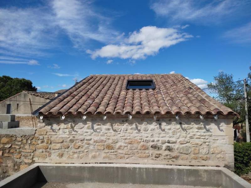 Rénovation d'un vieux toit aux alentour de Montpelllier dans l'Hérault (34) par des professionnels charpentiers et couvreur. Demandez votre devis gratuit et personnalisé