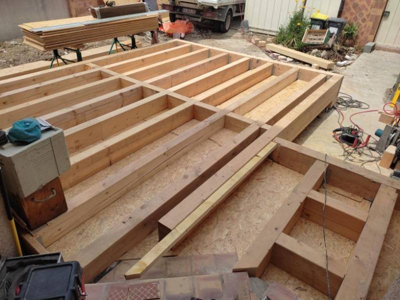 Fabrication et pose d'un plancher bois pour la construction d'une extension en ossature bois sur Lattes, commune proche de Montpellier Occitanie dans l'Hérault (34)