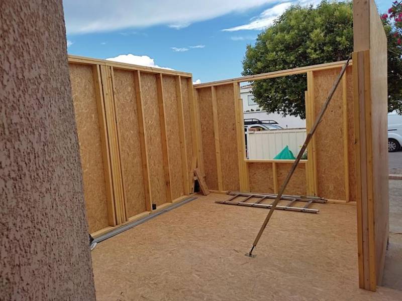 Pose des murs ossature bois pour le rez-de-chaussée d'une extension en ossature bois située à Lattes, proche de Montpellier Hérault (34) par une entreprise spécialiste des MOB dans la région