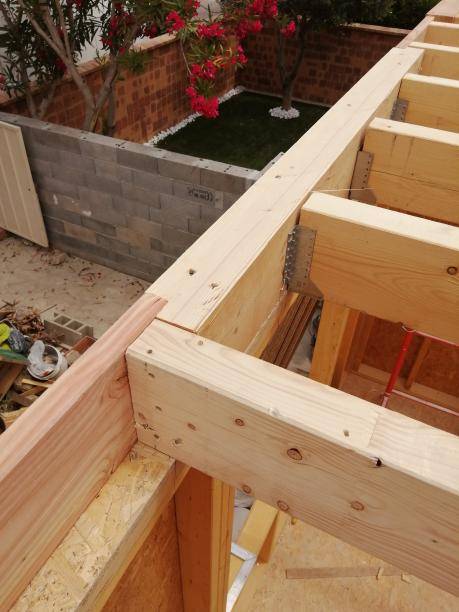 Fabrication et pose d'une extension de maison en ossature bois à Lattes, commune proche de Montpellier Hérault Occitanie par une entreprise spécialisée dans la construction en ossature bois