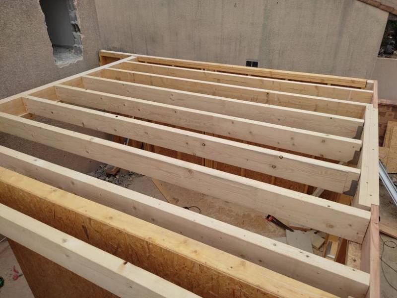 Fabrication et pose d'un plancher pour la création d'un étage en ossature bois d'une extension ossature bois située à Lattes, commune proche de Montpellier Occitannie