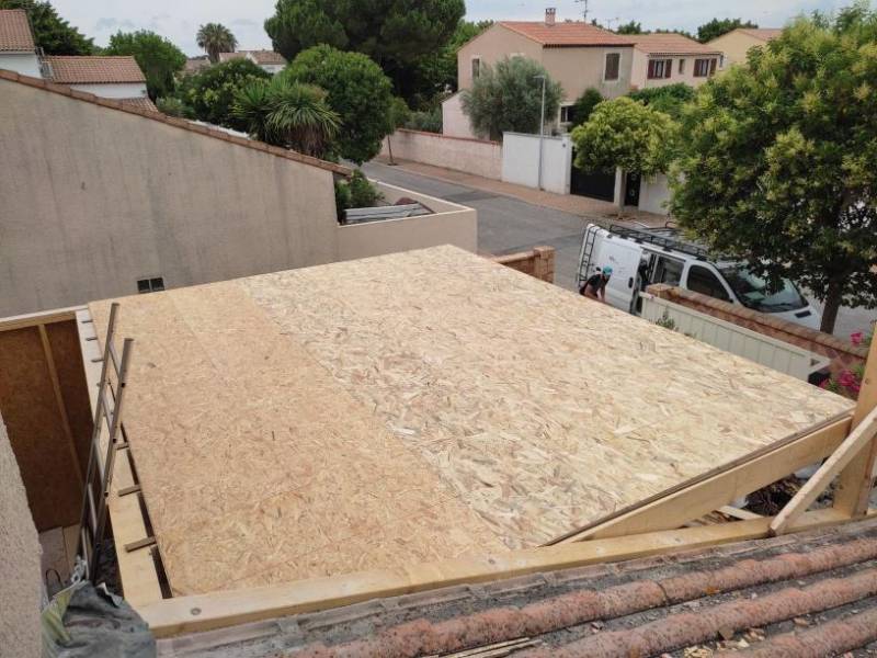 Fabrication du plancher de l'étage d'une extension en ossature bois pour créer des chambre supplémentaires à des particuliers habitant à Lattes, commune proche de Montpellier Occitanie, dans l'Hérault