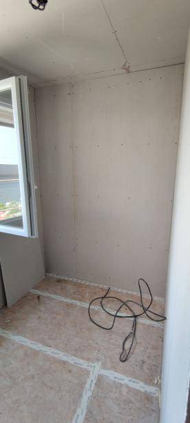 Pose du placo et des bandes de joints pour une extension bois à Mèze