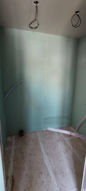 Pose du placo et des bandes de joints pour une extension bois à Mèze