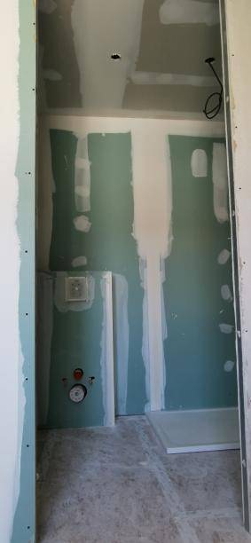 Pose du placo et des bandes de joints pour une extension bois à Mèze