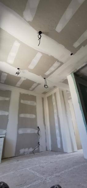 Pose du placo et des bandes de joints pour une extension bois à Mèze